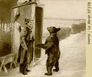Rosyjski żołnierz z niedźwiedziem
