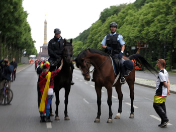 Die berittene Polizei bei der Fanmeile in Berlin mit Fussballfans