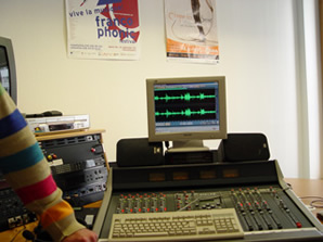 Matriel d'enregistrement et de travail du son avec des logiciels spciaux dans le studio de rfi  Berlin