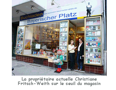 La propriétaire actuelle de la librairie Bayerischer Platz, Christiane Fritsch-Weith, sur le seuil du magasin.
