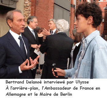 Bertrand Delanoë interviewé par Ulysse. En arrière-plan, l'Ambassadeur de France en Allemagne et le maire de Berlin.