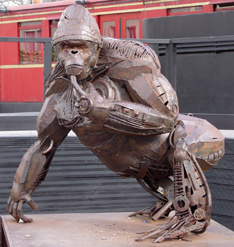 Skulptur eines Affen am Kleistpark in Berlin