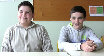 zwei Jungen in einer französischen Schule