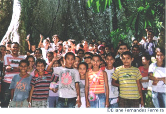 Il est important que les enfants aillent à l'école tout en restant habiter avec leurs parents dans la forêt.