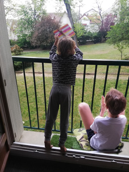 Enfants applaudissant le personnel soignant