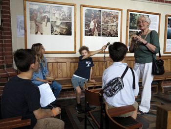 Bei der Ausstellung Amazonien. Eine indianische Kulturlandschaft mit Clarita Müller-Plantenberg und den Kinderreportern des Bösen Wolfs