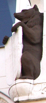 Bär mit Wappen schmückt einen Balkon