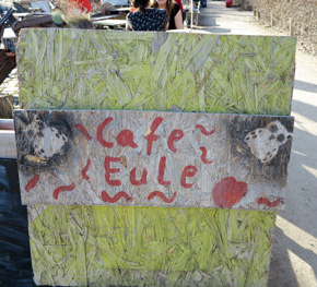 Le panneau d'entrée du Café Eule au parc du Gleisdreieck