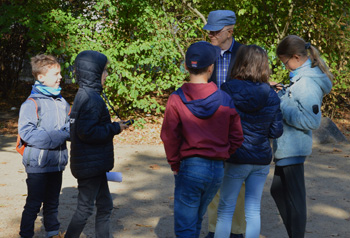 Die Kinderreporter des Bösen Wolfes bei einer Straßenumfrage