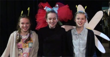 Trois élèves de Cracovie essaient les costumes de ver luisant