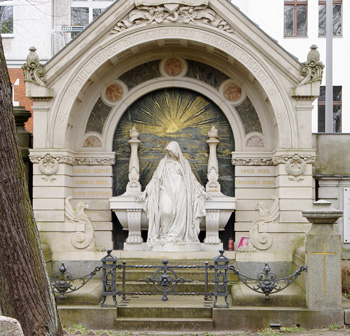 la tombe richement décorée de l'ingénieur et fabricant de papier Carl Hofmann (1836-1916)