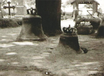 Leszczyńskie dzwony "Maria" i "Jerzy" po zdjęciu z dzwonnicy w 1942 roku