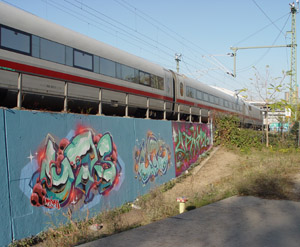 Train à grande vitesse.au parc du Gleisdreieck. Un long mur invite à faire des graffitis. 