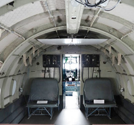 à l'intérieur d'un avion ravitailleur de l'époque du Pont aérien