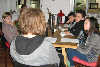 Les jeunes reporters du Grand méchant loup avec Jens Gröger de l'Institut d'écologie à Berlin