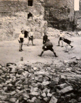Dzieci bawią się w gruzach Berlina po II wojnie światowej