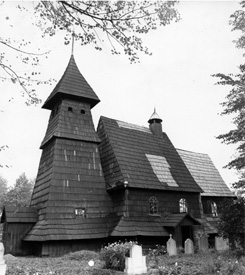 L'église de la Sainte-Trinité avec son clocher en bois à Leszczyny