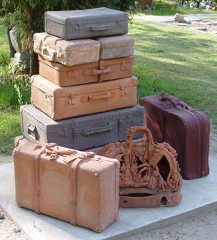 Des valises posées les unes sur les autres.