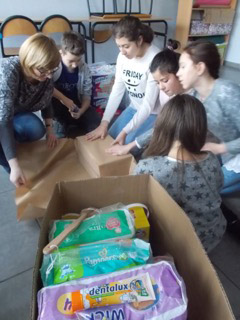 Schüler packen Pakete für Hilfsbedürftige