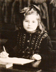 Zdjęcie dziewczynki piszącej list