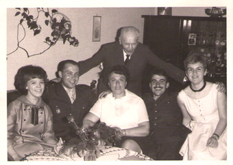 Soldats françaisà Berlin en visite chez des Berlinois en 1963