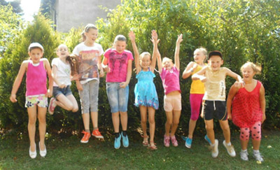 springende Kinder in Polen