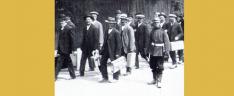Des hommes partent en 1914 à la guerre