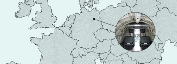 Carte de l'Europe avec Berlin au centre. Image de l'intérieur d'un avion du Pont aérien de Berlin