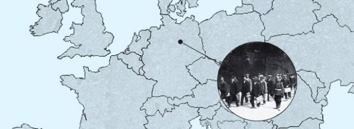 Carte de l'Europe avec une photo d'hommes partant à la guerre de 1914