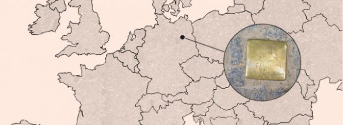 Europakarte mit Berlin. Großaufnahme eines Stolpersteins