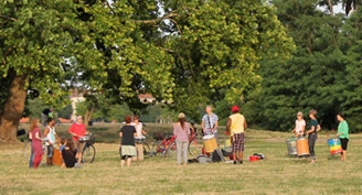 Groupe faisant de la musique au Tempelhofer Feld