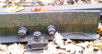 Ancienne inscription sur la voie rouillée : Thyssen 1939 (une entreprise connue pour sa production d'acier)