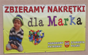 Polnisches Plakat mit dem Aufruf zum Sammeln von Plastikkappen um dem kleinen Marek zu helfen