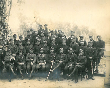 Soldaten in Uniformen der polnischen Legionen