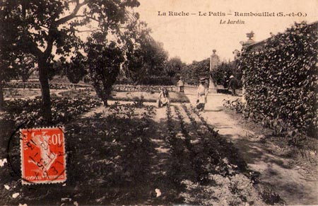 Garten. La Ruche, ein modernes Internat in Frankreich vor 100 Jahren