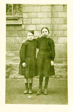 Erster Weltkrieg: Postkarte 2 Kinder