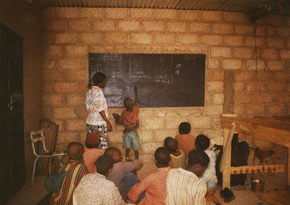 Schüler in einer Klasse der Kolonzo Schule