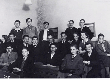Photo de classe de 19142. Au centre, le professeur Lindenborn.