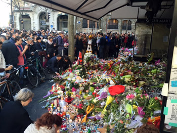 Paris nach den Anschlägen vom 13. November 2015 - Blumen vor dem Restaurant Belle équipe