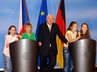 Bundesaußenminister Frank-Walter Steinmeier mit Kinderreportern