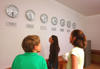 Bild von Kindern und Uhren