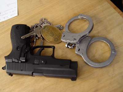 Gehört zum Werkzeug eines Polizisten: Handschellen und Waffen - Interview Kripobeamtin Birgit Spier, zuständig für die Taschendiebabteilung