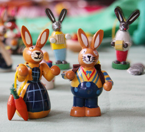 Couple de lapins de Pâques. Pâques en Allemagne expliqué aux enfants