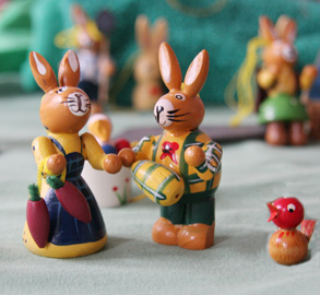 Lapin de Pâques avec des carottes. Pâques en Allemagne expliqué aux enfants