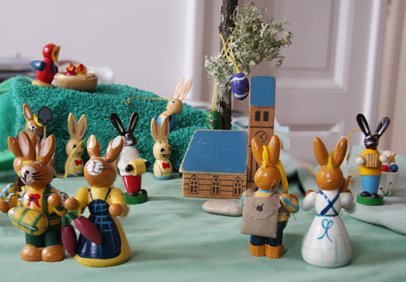 Ville avec des lapins qui vont à l'église. Pâques en Allemagne expliqué aux enfants