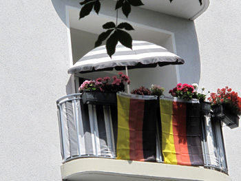 Balkon mit deutscher Flagge