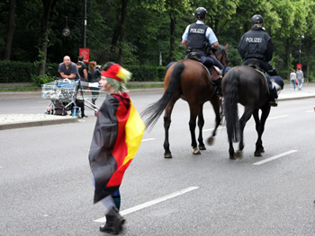 Die berittene Polizei bei der Fanmeile in Berlin mit Fussballfans