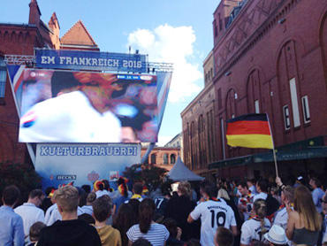 Fussball-Fans in der Kulturbrauerei in Berlin