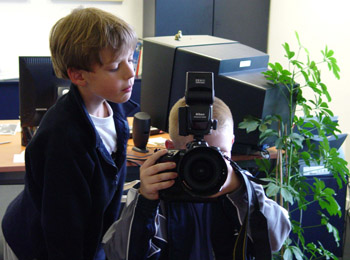 Les jeunes reporters découvrent le matériel de photographie.