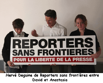 Hervé Deguine, reporter sans frontières et les jeunes journalistes du Grand méchant loup avec le logo : « Reporters sans frontières, pour la liberté de presse